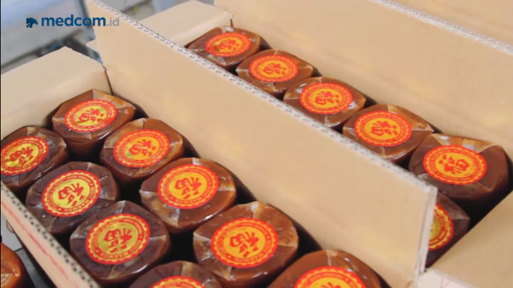 Menengok Industri Kue Keranjang Khas Imlek