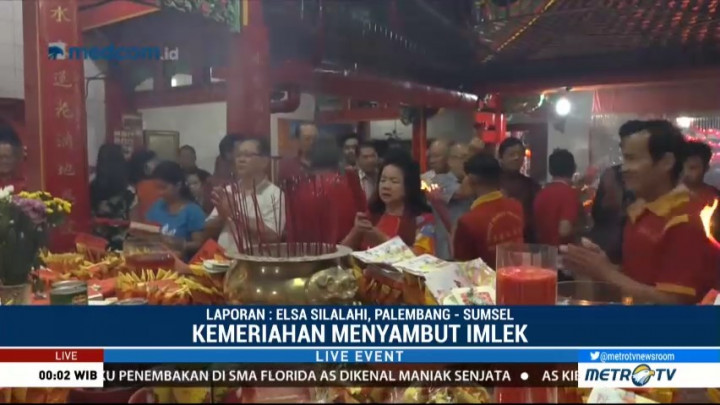 Meski Hujan, Warga Tetap Antusias Sembahyang di Klenteng