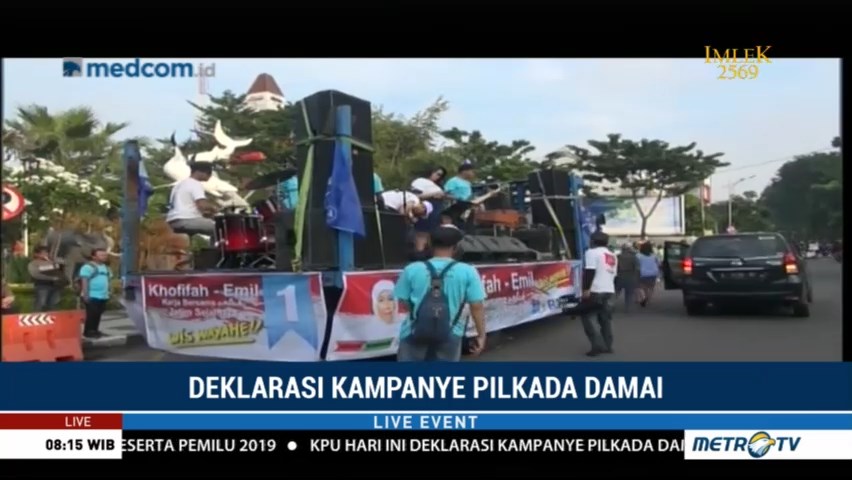 Khofifah-Emil Beri Hiburan Musik untuk Warga di Perjalanan Menuju Deklarasi Damai