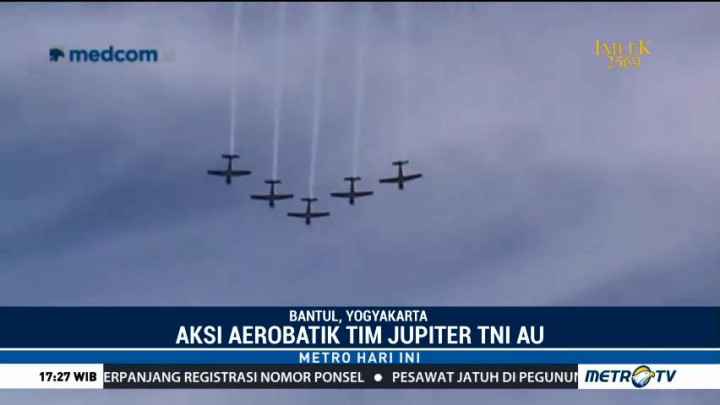 Atraksi Jupiter Aerobatic Team Pukau Pengunjung Jogja Air Show 2018