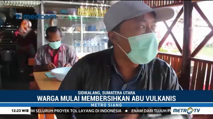 Warga Sidikalang Mulai Bersihkan Abu Vulkanik