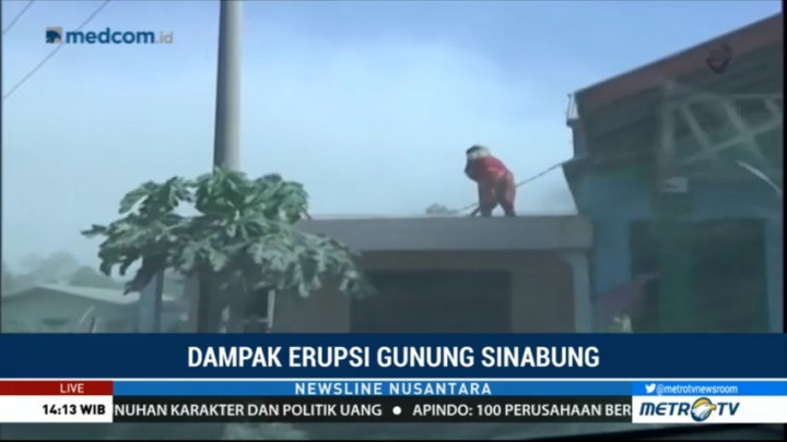 Warga Tiganderket Mulai Bersihkan Abu Vulkanik