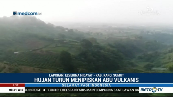 Gunung Sinabung Tertutup Kabut