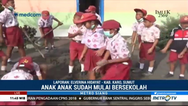 Abu Vulkanik Sinabung Menipis, Siswa Mulai Bersekolah