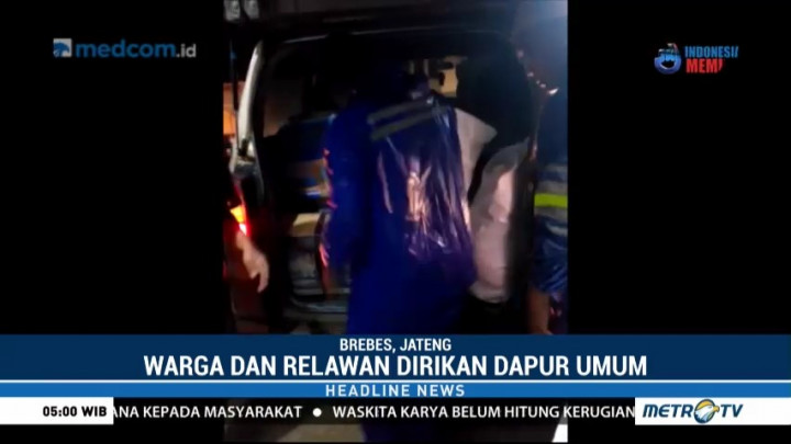 Warga Bangun Dapur Umum untuk Pengungsi Longsor Brebes
