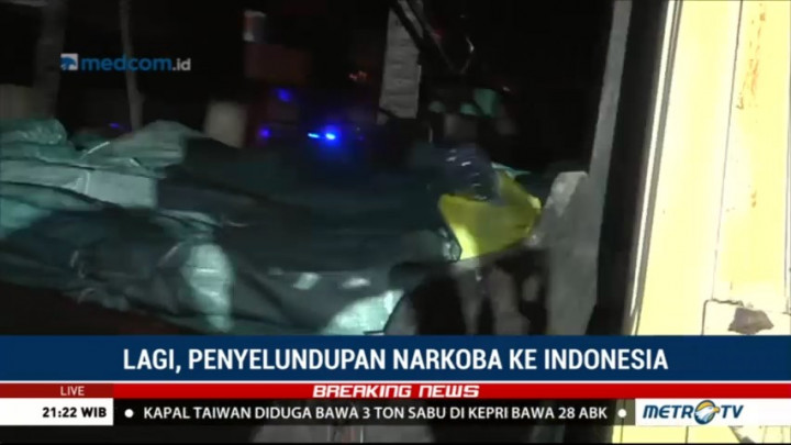 Petugas Bongkar Kapal yang Diduga Angkut 3 Ton Sabu