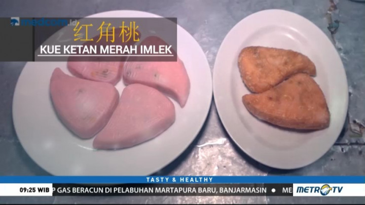 Melihat  Proses Pembuatan Kue Ketan Merah Imlek