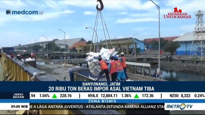 Beras Impor dari Vietnam Tiba di Pelabuhan Tanjung Wangi