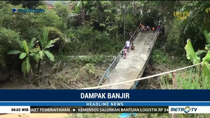 Jembatan di Bandung Barat Ambruk Diterjang Banjir