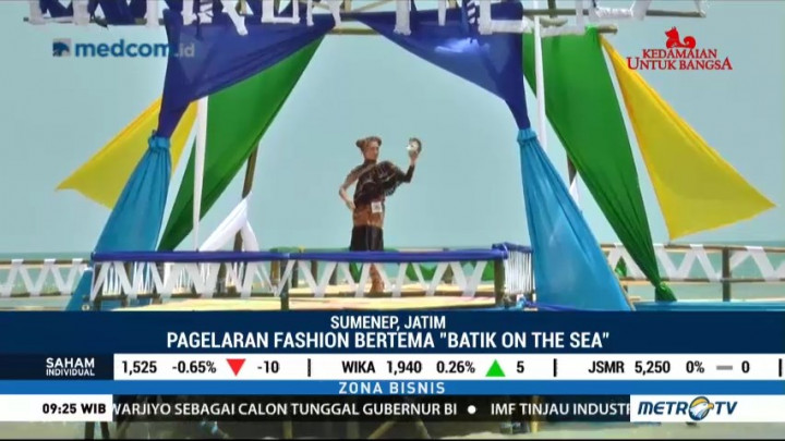 Pagelaran Busana Batik di Atas Laut