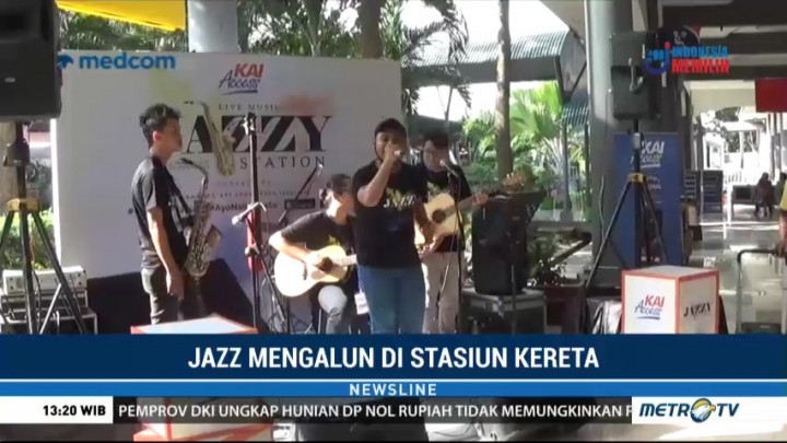 Musik Jazz Hibur Penumpang di Stasiun Gubeng Surabaya