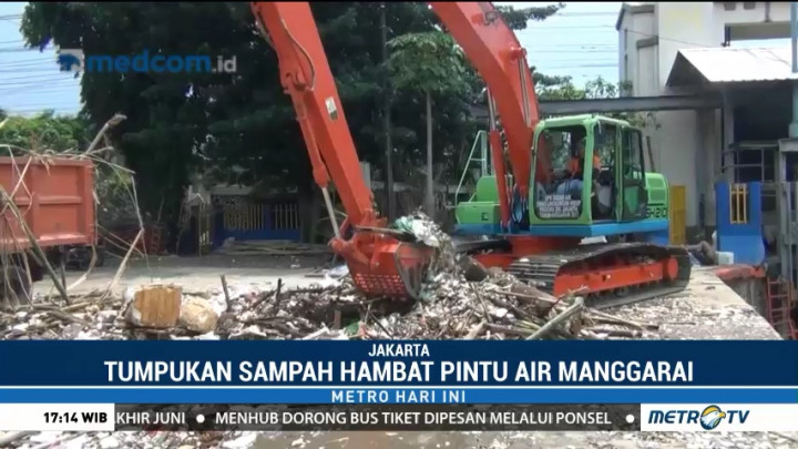 Sampah Kembali Menumpuk di Pintu Air Manggarai