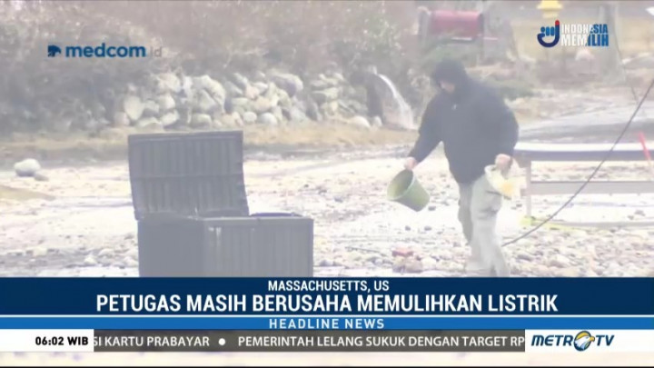 Warga Massachusetts Mulai Bersihkan Puing Sisa Badai