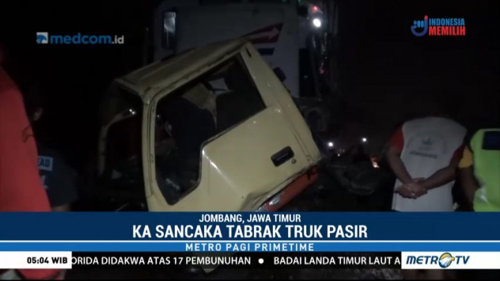 Kereta Api Tabrak Truk Bermuatan Pasir di Jombang
