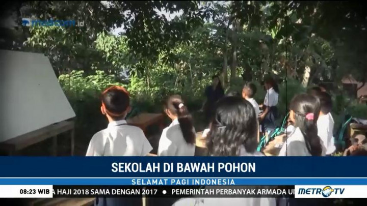 Bangunan Sekolah Rusak, Siswa Ini Belajar di Bawah Pohon