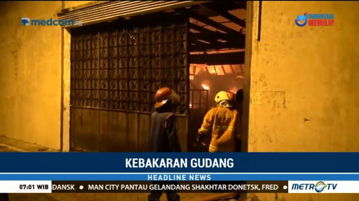 Sebuah Gudang di Surabaya Terbakar