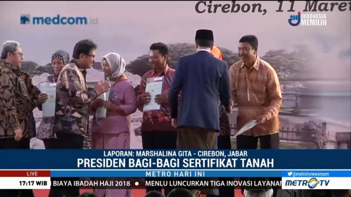 Jokowi Bagi-bagi Sertifikat Tanah di Cirebon