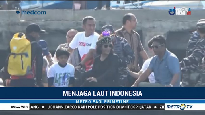 Menteri Susi Kunjungi Kapal Rainbow Warrior