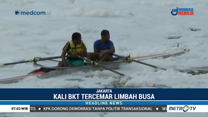 Atlet Dayung DKI Jakarta Berlatih di Tengah Limbah Busa Kali BKT