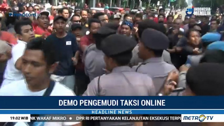 Massa Taksi Online Adu Pukul dengan Polisi
