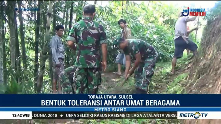 Warga dan TNI Gotong Royong Bersihkan Gereja Jelang Jumat Agung