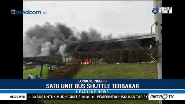 Sebuah <i>Shuttle</i> Bus Bandara Stansted London Terbakar