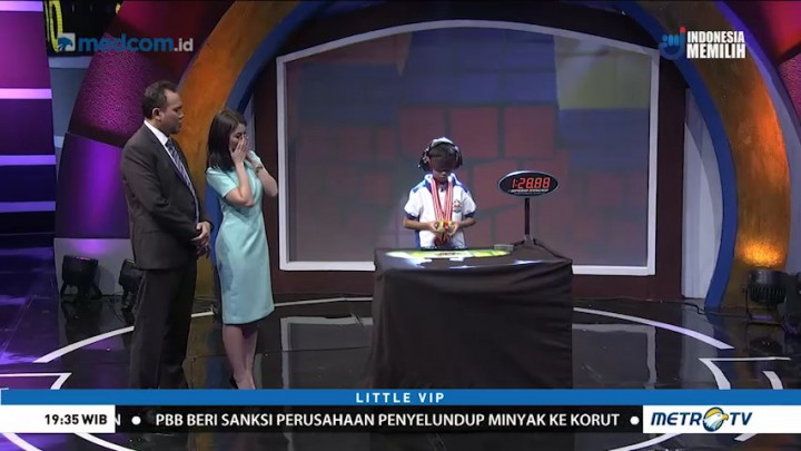 Aksi Bocah Bermain Rubik dengan Mata Tertutup