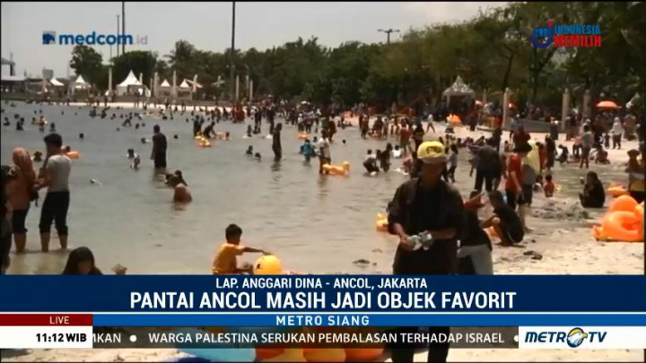 Pantai Ancol Dipadati Pengunjung