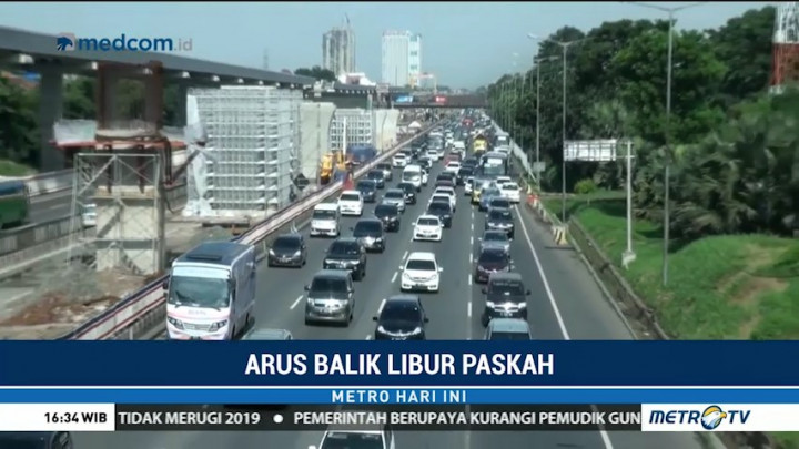 Arus Lalin di Tol Cikampek Arah Jakarta Padat Merayap