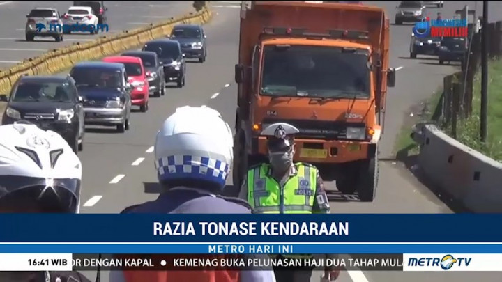 Polisi Razia Tonase Kendaraan di Pintu Keluar Tol Ciawi