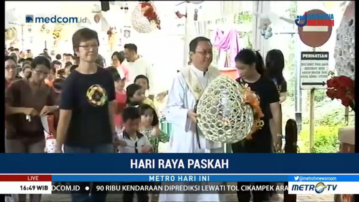 Umat Katolik Bersiap Ikuti Misa Sore di Gereja Katedral