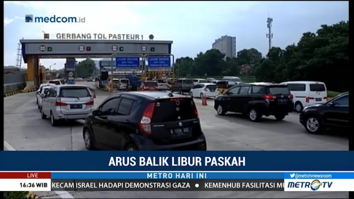 Antrean Kendaraan Tak Terlihat di GT Pasteur