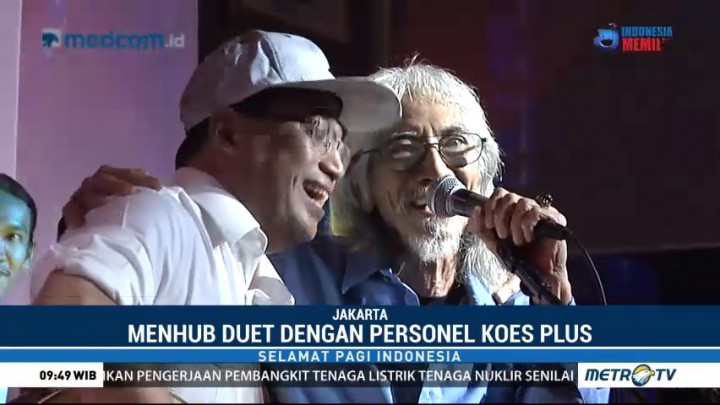 Aksi Menhub Budi Karya Duet dengan Personel Koes Plus