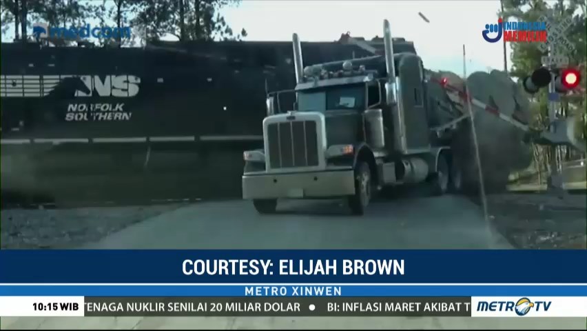 Detik-detik Kereta Api Norfolk Southern Tabrak Truk Trailer di AS