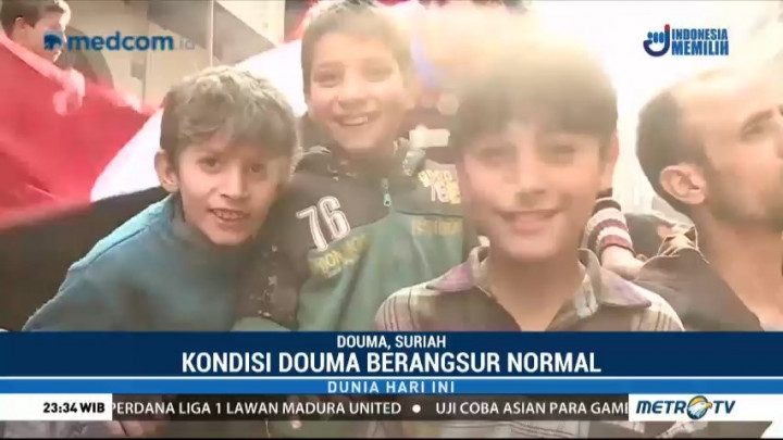 Warga Rayakan Pengambilalihan Kota Douma oleh Suriah