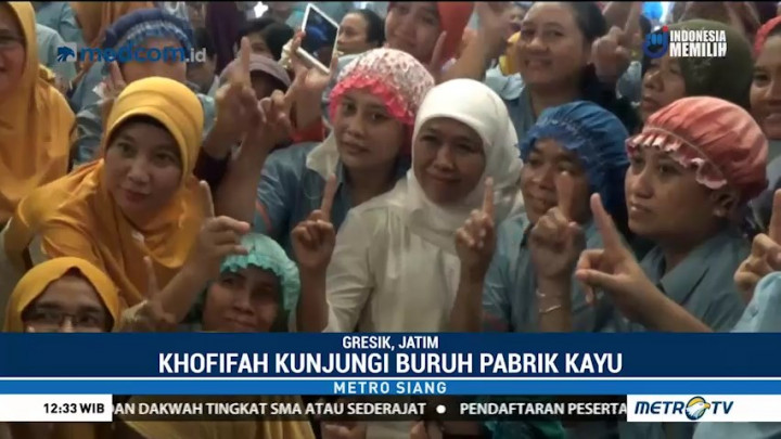 Khofifah Terharu Melihat Semangat Buruh Perempuan Pabrik Kayu