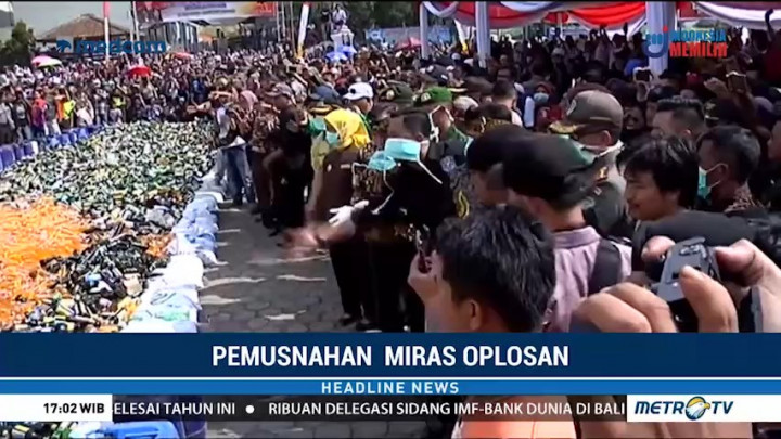 Ratusan Warga Cicalengka Saksikan Pemusnahan 31 Ribu Botol Miras Oplosan
