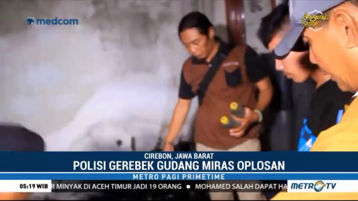 Polisi Gerebek Gudang Miras Oplosan di Cirebon