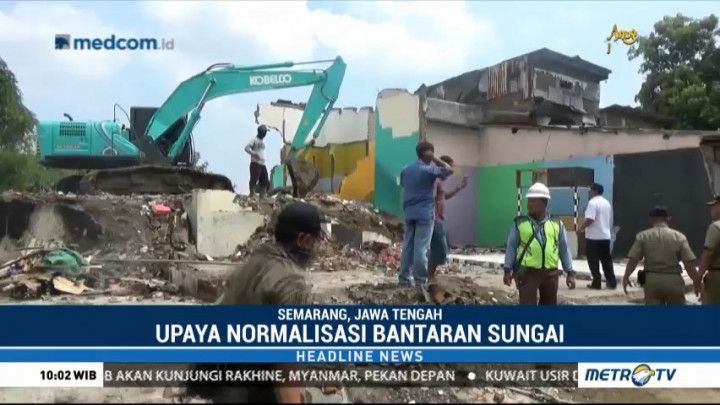 Satpol PP Semarang Robohkan Bangunan di Bantaran Sungai BKT
