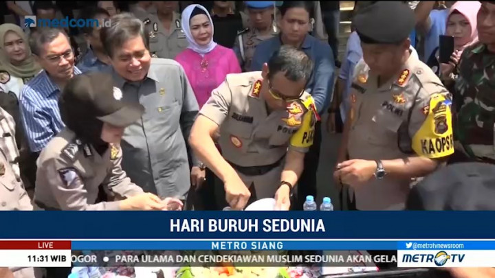 Buruh Palembang Potong Tumpeng Peringati May Day