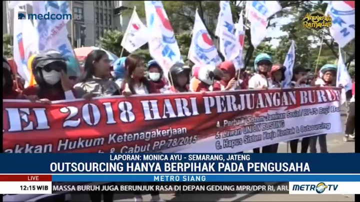 Massa Buruh di Semarang Gelar Konvoi