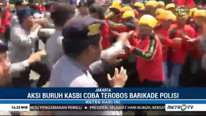 Terobos Barikade, Buruh KASBI Sempat Bentrok dengan Polisi