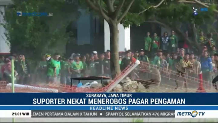 Suporter Persebaya Bentrok dengan Petugas Keamanan