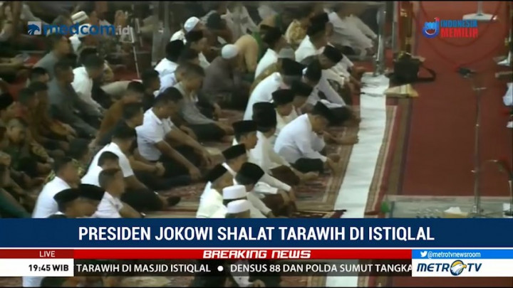 Presiden Jokowi Salat Tarawih di Masjid Istiqlal