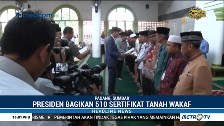 Jokowi Bagikan 510 Sertifikat Tanah Wakaf di Kota Padang
