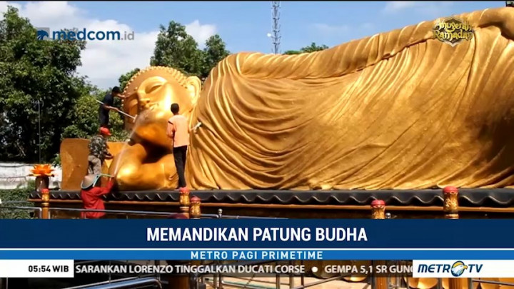 Tradisi Memandikan Patung Buddha Tidur Jelang Waisak