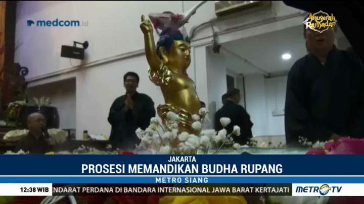 Prosesi Memandikan Buddha Rupang