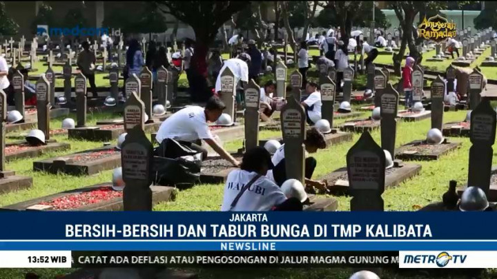 Sambut  Waisak, Umat Buddha Gelar Karya Bakti di TMP Kalibata