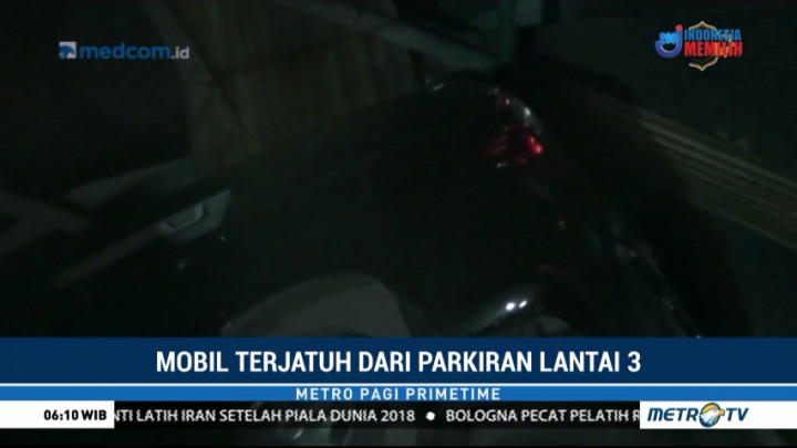 Mobil Terjatuh dari Lantai 3 Parkiran Pasar di Cakung