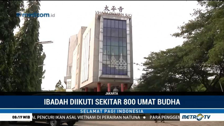 Umat Buddha Jalani Ibadah Jelang Waisak di Vihara Dharma Suci